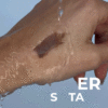 mascara sopracciglia waterproof su una mano bagnata